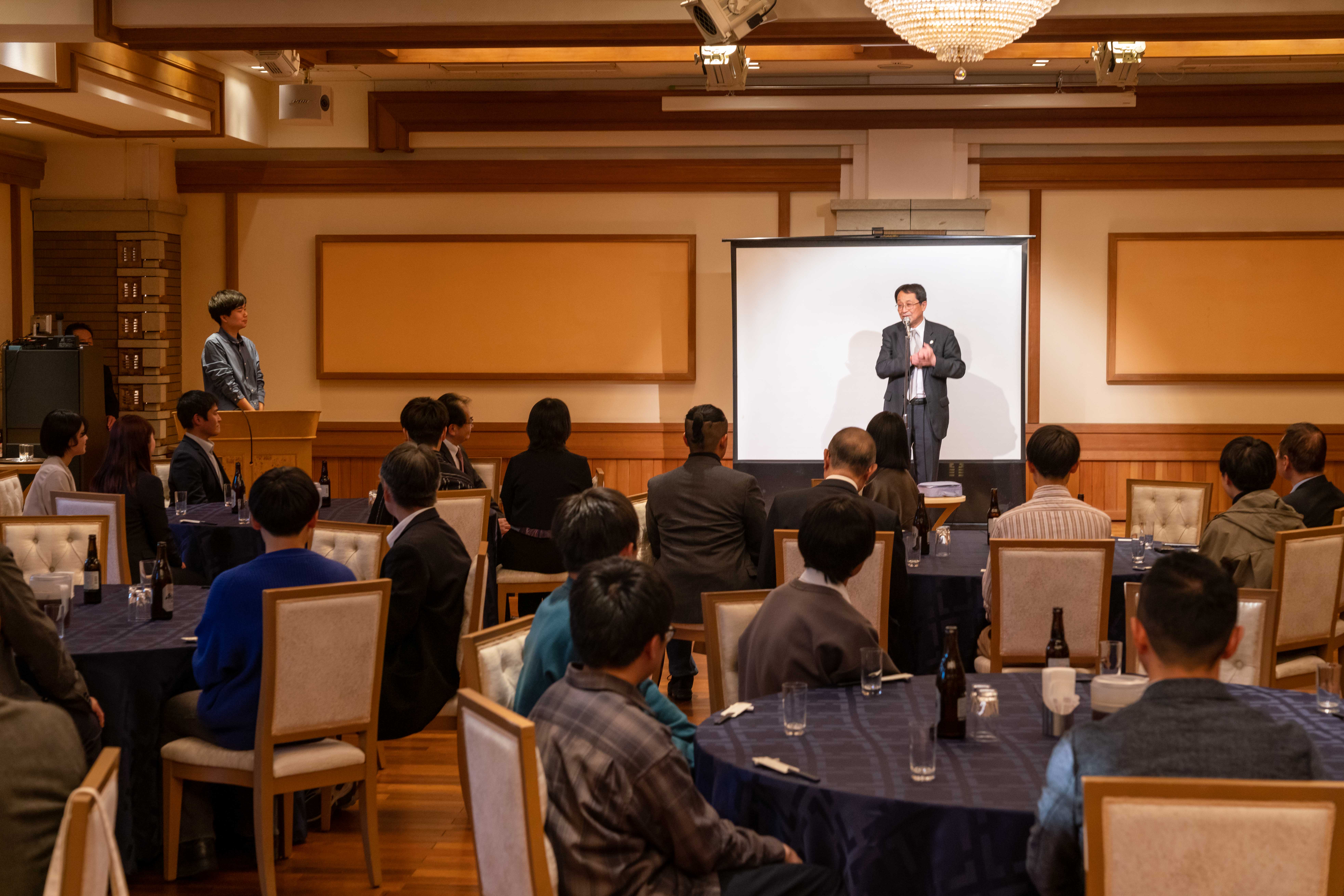 弁舌を振るう永田恭介学長