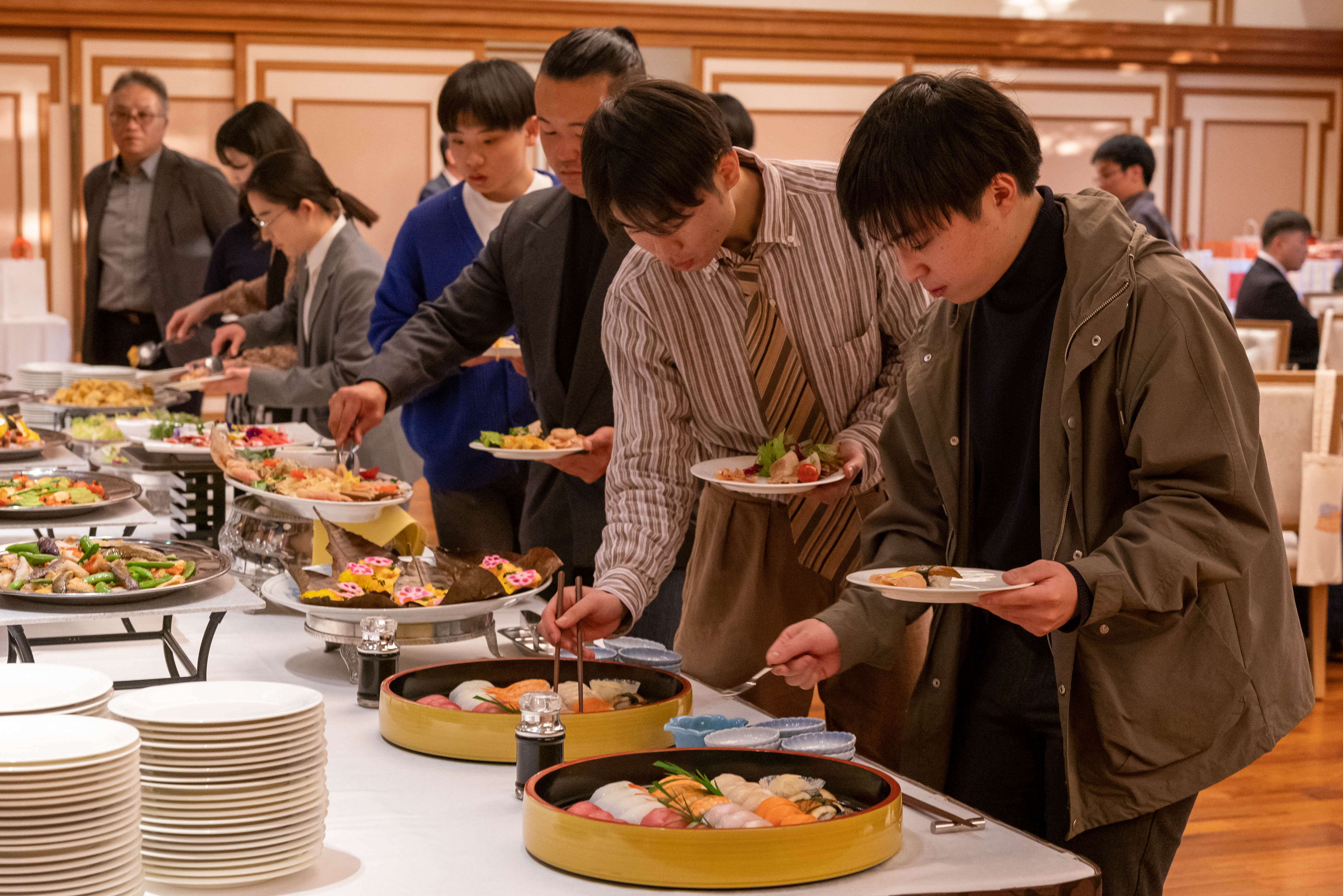 料理を取るパーティー参加者